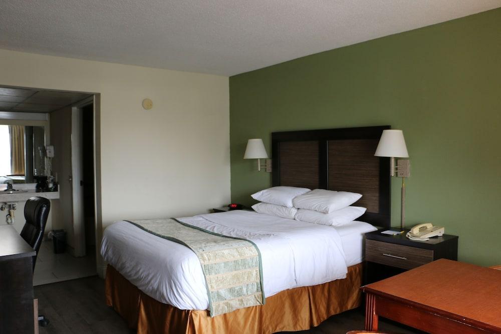 Days Inn & Suites By Wyndham Rocky Mount Golden East Exterior photo