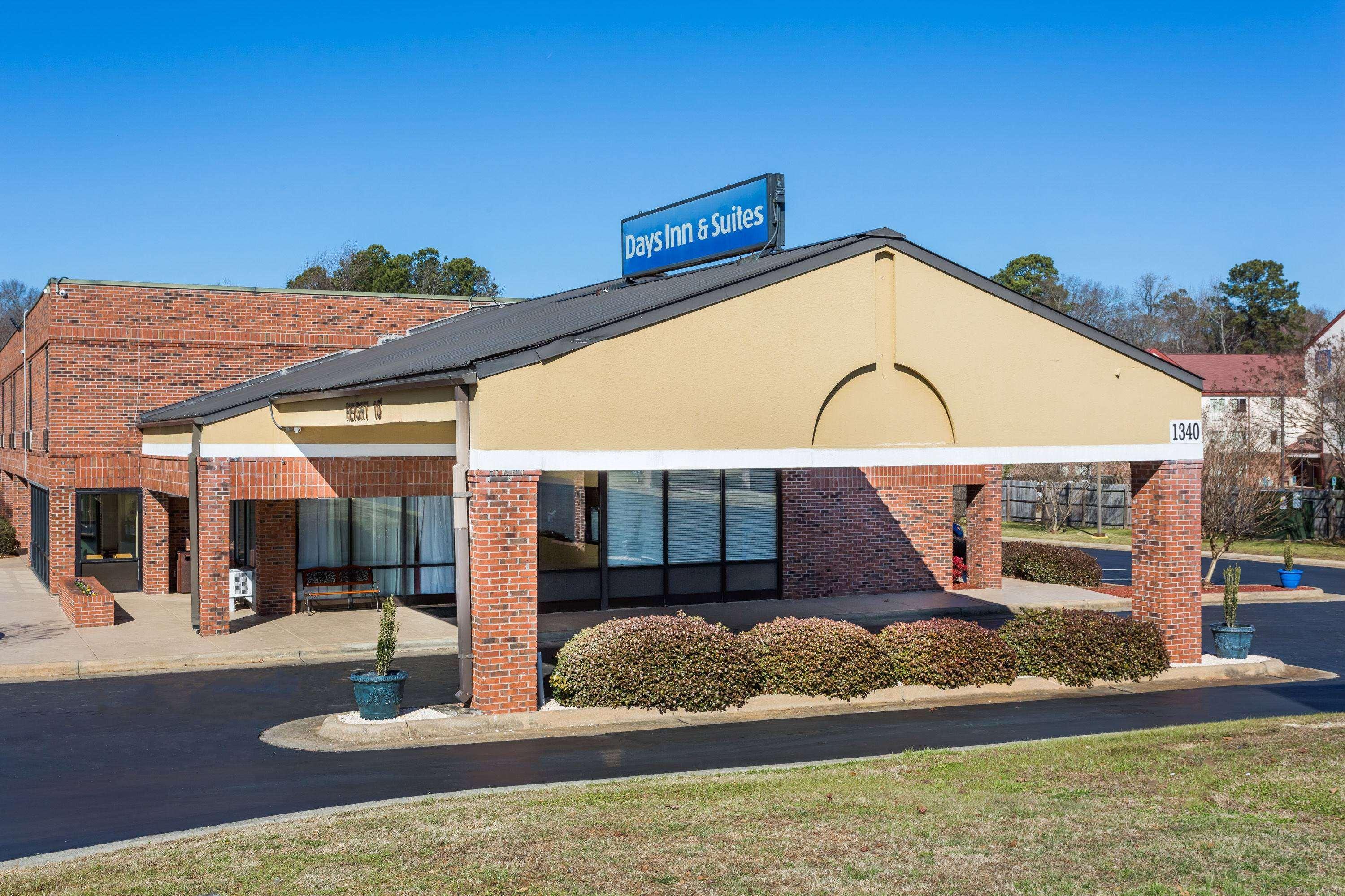 Days Inn & Suites By Wyndham Rocky Mount Golden East Exterior photo