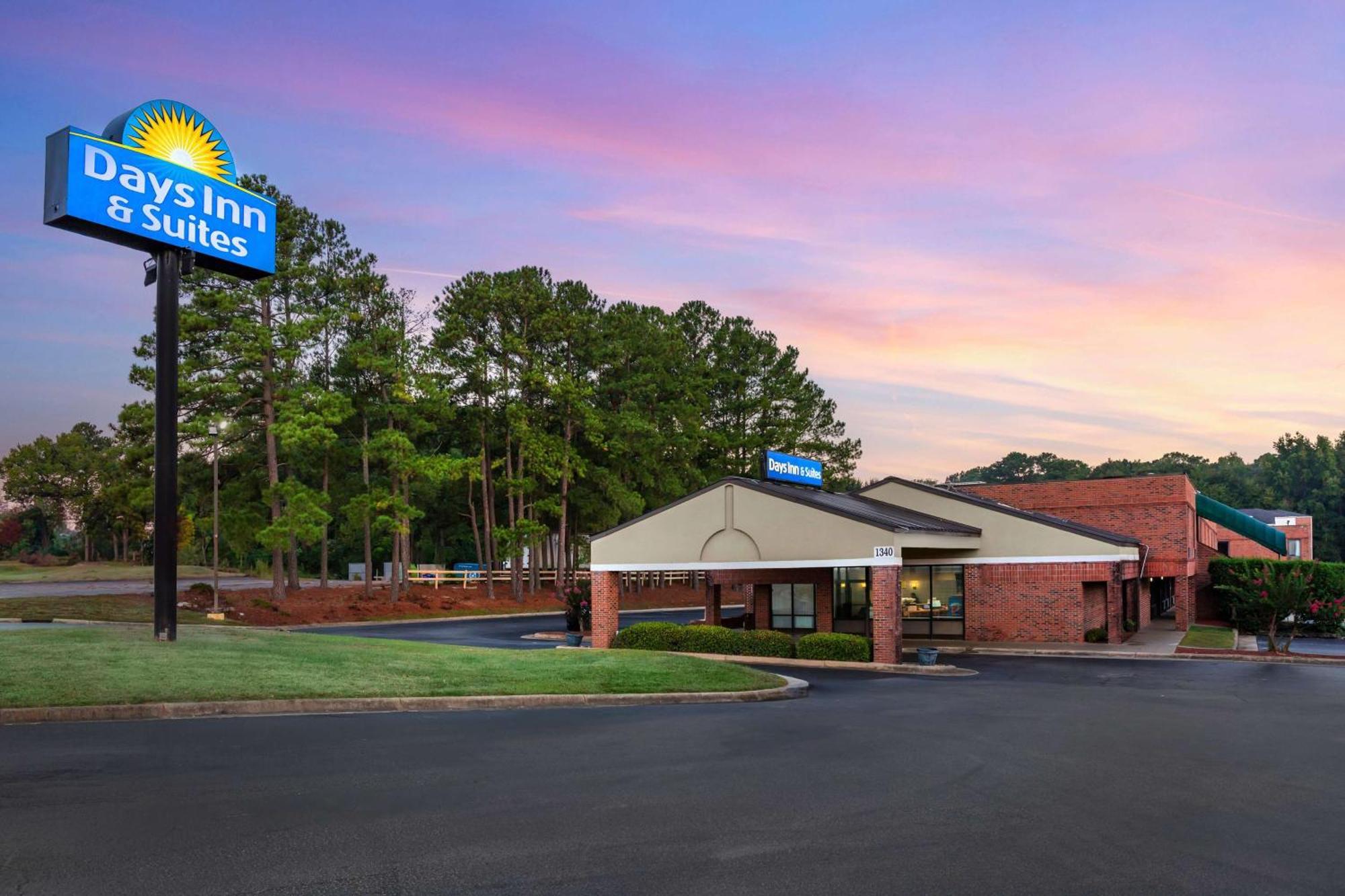 Days Inn & Suites By Wyndham Rocky Mount Golden East Exterior photo