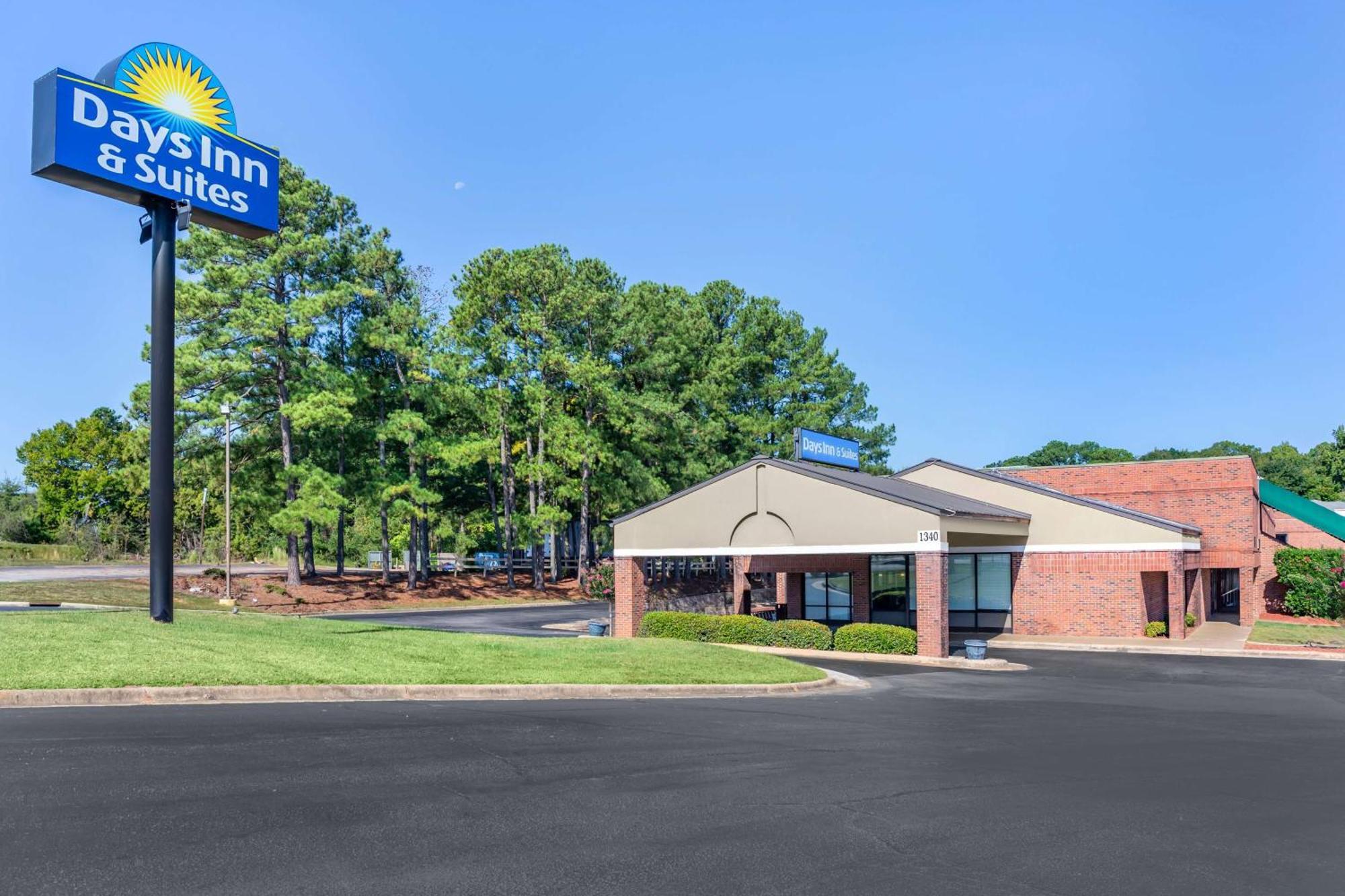 Days Inn & Suites By Wyndham Rocky Mount Golden East Exterior photo